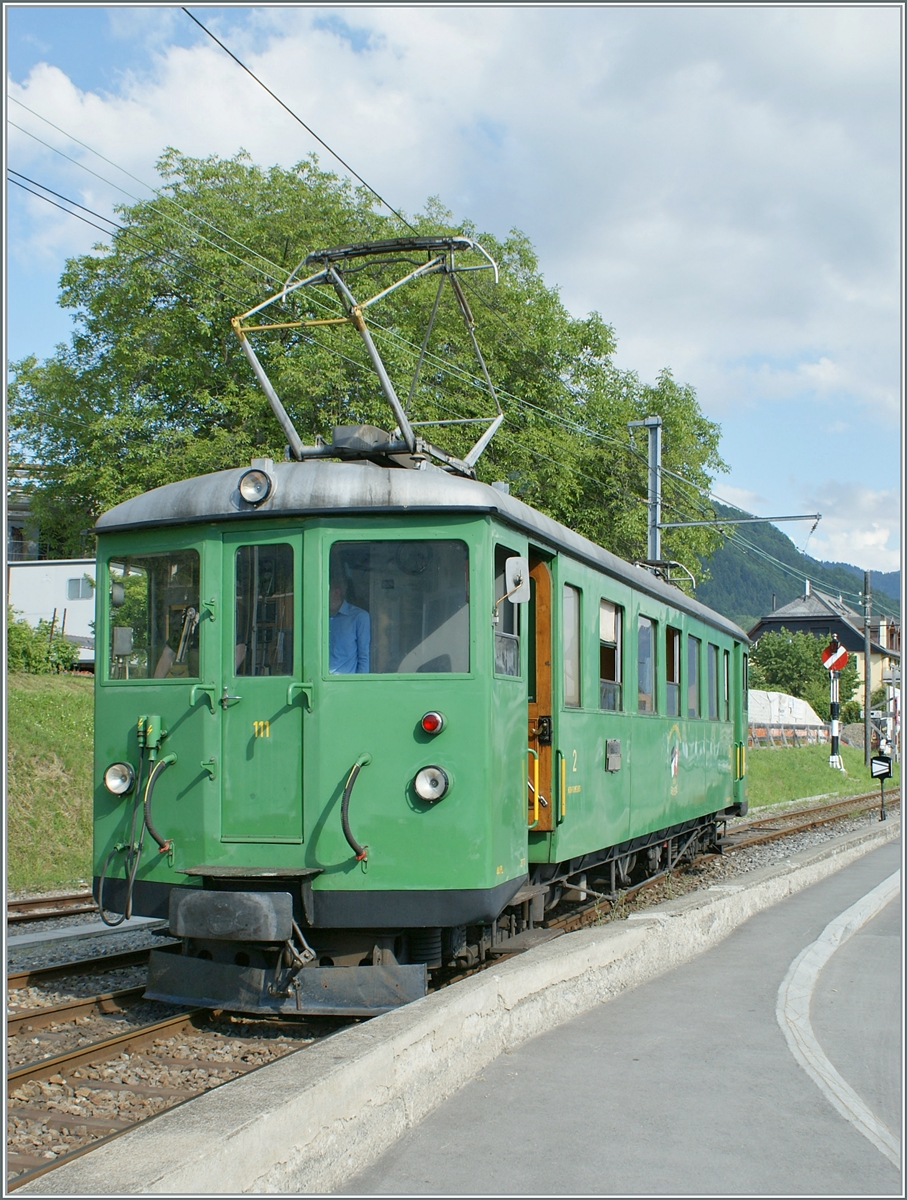 Der GFM Triebwagen Be 4/4 111 war einige Zeit der Blonay Chamby im Einsatz und kam dann zur 2012 gegründeten GFM Historique. Der Triebwagen wurde bei SWS/Alioth 1903 gebaut und als CEG CFe 4/4 11 in Betrieb genommen. 1928 wurde er nach einem ersten Umbau zum BCe 4/4 111 und 1956 nach einem zweiten Umbau 1956 zum GFM Be 4/4 111. Das Bild zeigt den Triebwagen im Einsatz bei der Blonay-Chamby Bahn beim Rangieren in Blonay. 

5. Juni 2010