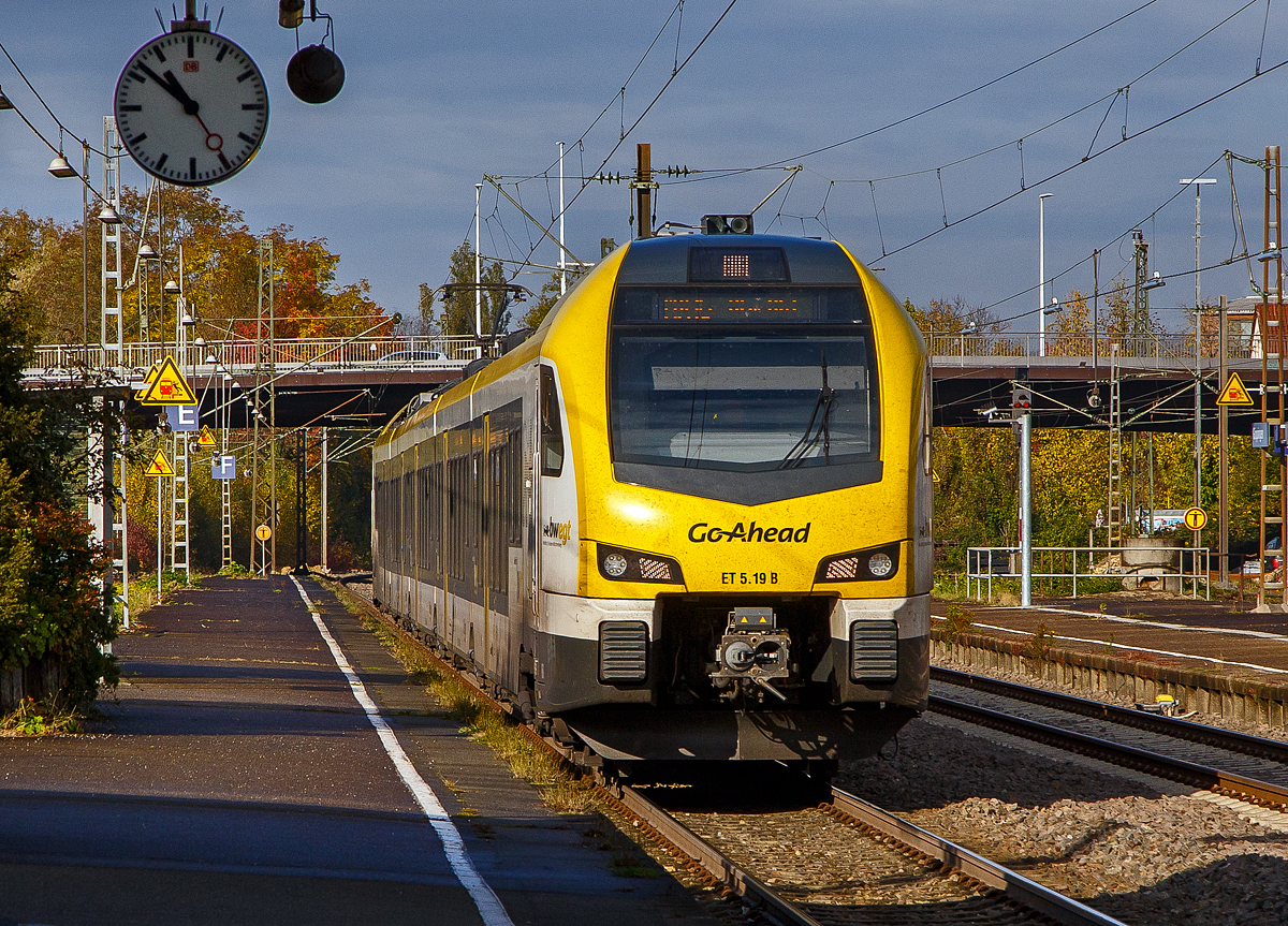 Der Go-Ahead ET 5.19 ein fünfteiliger Stadler FLIRT³ der Baureihe 1429 erreicht am 26.10.2021, als MEX 16 „Filstalbahn“ (ex RB 16) Ulm-Stuttgart, den Bahnhof Göppingen.

MEX steht für Metropolexpress durch ihn soll die Landeshauptstadt Stuttgart enger mit ihrer Region (Umland) zusammenwachsen. Entlang der Pendlerströme werden die regionalen Zentren Heilbronn, Murrhardt, Aalen, Geislingen und Göppingen, Tübingen, Horb und Pforzheim mit den MEX an die Landeshauptstadt Stuttgart angebunden. Nach dem Motto „erst einsammeln, dann express in die City“ fahren die MEX-Züge Montag bis Samstag im 30-Minuten Takt. Außerhalb der Stuttgarter S-Bahn halten die Züge an allen Stationen. Innerhalb der S-Bahn halten die MEX nur noch an wenigen Stellen, so kommen sie express voran.

Die Stadler FLIRT³:
Die Go-Ahead Baden-Württemberg GmbH beschafft im Auftrag des Landes Baden-Württemberg, der Bayerischen Eisenbahngesellschaft mbH (BEG) und der Schienenfahrzeuge Baden-Württemberg AöR (SFBW) für den Betrieb auf dem Teilnetz 1 der Stuttgarter Netze inkl. gezogener Optionen 55 elektrische Triebzüge vom Typ FLIRT³. Der Auftrag beinhaltet inkl. der gezogenen Optionen die Lieferung von 13 dreiteiligen und 19 fünfteiligen FLIRT für das Los 2 sowie 9 vierteilige und 14 sechsteilige FLIRT für das Los 3. Die elektrischen Fahrzeuge werden seit Juni 2019 auf den Strecken eingesetzt. Um den Anforderungen des Netzes zu entsprechen, wurden alle FLIRT gemäß TSI SRT und Brandschutzkategorie B ausgerüstet. Die Fahrzeuge des Loses 3 verfügen zudem über eine zusätzliche Zugsicherungseinrichtung (LZB) für den Verkehr auf Schnellfahrstrecken. Alle Fahrzeuge sind für den späteren Einbau des Zugsicherungssystems ETCS Level 2 vorbereitet. Die Fahrzeuge verfügen über eine hohe Antriebsleistung
und erreichen eine maximale Geschwindigkeit von 160 km/h. Der helle, freundliche Fahrgastbereich ist barrierefrei und bietet individuelle
Gestaltungsmöglichkeiten. Dazu zählen ein modernes, zeitgemäßes Fahrgastinformationssystem sowie die Ausstattung
mit Passenger-WLAN. Gebaut wurden die Triebzüge von Stadler Pankow in Berlin.

Technische Merkmale:
• Automatische Kupplung  (Scharfenberg)
• Wagenkasten in Leichtbauweise aus Aluminium
• Redundante Antriebsausrüstung bestehend aus 2 Antriebssträngen mit je einem Transformator, IGBT Stromrichter und  2 Asynchronfahrmotoren
• Luftgefederte Trieb- und Laufdrehgestelle
• Vielfachsteuerung bis zu 3 Fahrzeugen
• Große Anzahl an Fahrradstellplätzen
• Helle, freundliche Fahrgasträume
• Klimatisierter Fahrgastraum und Fahrerraum
• Stufenlose Durchgängigkeit des Passagierraumes
• Großzügig gestaltete Multifunktionsabteile an allen Einstiegsbereichen
• Ein Türpaar pro Wagen, also 3 bzw. 5 Türen pro Seite
• Schiebetritte und Spaltüberbrückungen an allen Türen
• Ein Universal-WC gemäß TSI PRM im dreiteiligen FLIRT bzw.  im fünfteiligen FLIRT zwei geschlossene WC-Systeme, davon ein Universal-WC und ein Standard-WC nach TSI PR

TECHNISCHE DATEN fünfteiliger FLIRT³ (BR 1429):
Anzahl Fahrzeuge: 19
Kunde: Schienenfahrzeuge Baden-Württemberg AöR (SFBW)
Betreiber: Go-Ahead Baden-Württemberg GmbH
Spurweite: 1.435 mm (Normalspur)
Achsanordnung: Bo’+2’+2’+2’+2’+Bo’
Länge über Kupplung: 90.790 mm
Drehzapfenanstände: 16.000 mm
Fahrzeugbreite: 2.880 mm
Fahrzeughöhe: 4.120 mm
Fußbodenhöhe Niederflur: 600 mm
Fußbodenhöhe Hochflur: 1.145 mm
Einstiegsbreite: 1.300 mm je Tür
Einstiegshöhe: 600 mm
Längsdruckkraft:1.500 kN
Sitzplätze: 272 (1. Klasse 9 / 2. Klasse 263, davon 65 Klappsitze)
Stehplätze (4 Pers./m²): 388
Fahrradstellplätze: 42 (dann keine Klappsitze verfügbar)
Eigengewicht: 146 t
Achsabstand im Drehgestell: 2.700 mm
Antrieb (max. Leistung): 4 x 750 kW = 3.000 kW
Höchstgeschwindigkeit: 160 km/h
mittlere Anfahrbeschleunigung bis 50 km/h: 1,0 m/s²
Kupplung: Scharfenbergkupplung (Schaku) Typ 10

Quellen Fahrzeug: Stadler Rail