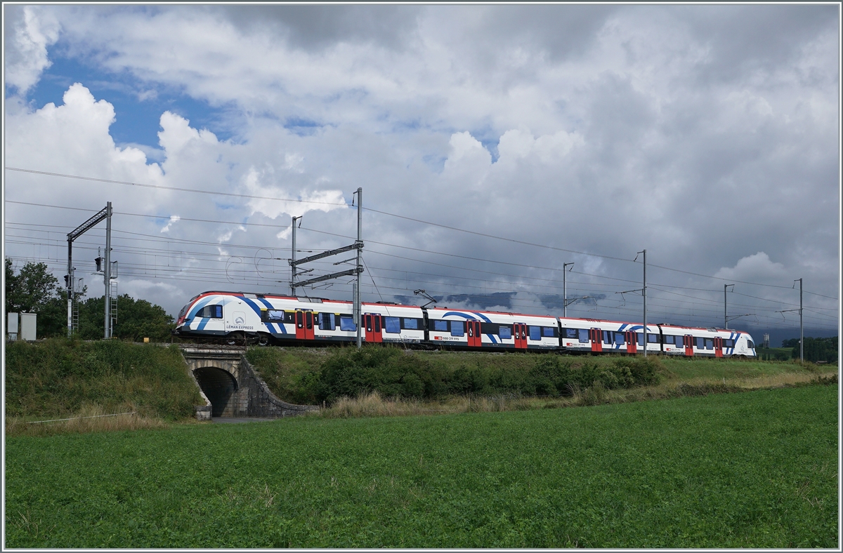 Der kleine Durchlass bei Satigny, welcher die Route de la Peney-Dessus unter dem Bahntrasse hindurchführt, strahlt noch eine Hauch der alten PLM aus, während auf dem Bahntrasse selbst ein Léman Expess nach La Plaine unterwegs ist.

2. August 2021