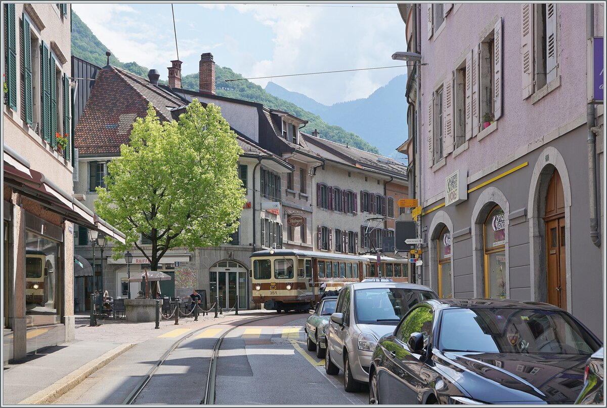 Der letzte noch in der braunen Farbgebung gehaltene AL Zug, bestehend aus dem AL Bt 351  Aigle  und dem AL BDeh 4/4 302  Leysin  ist in der Altstadt von Aigle auf der Fahrt zum Bahnhof von Aigle.

4. Juni 2023