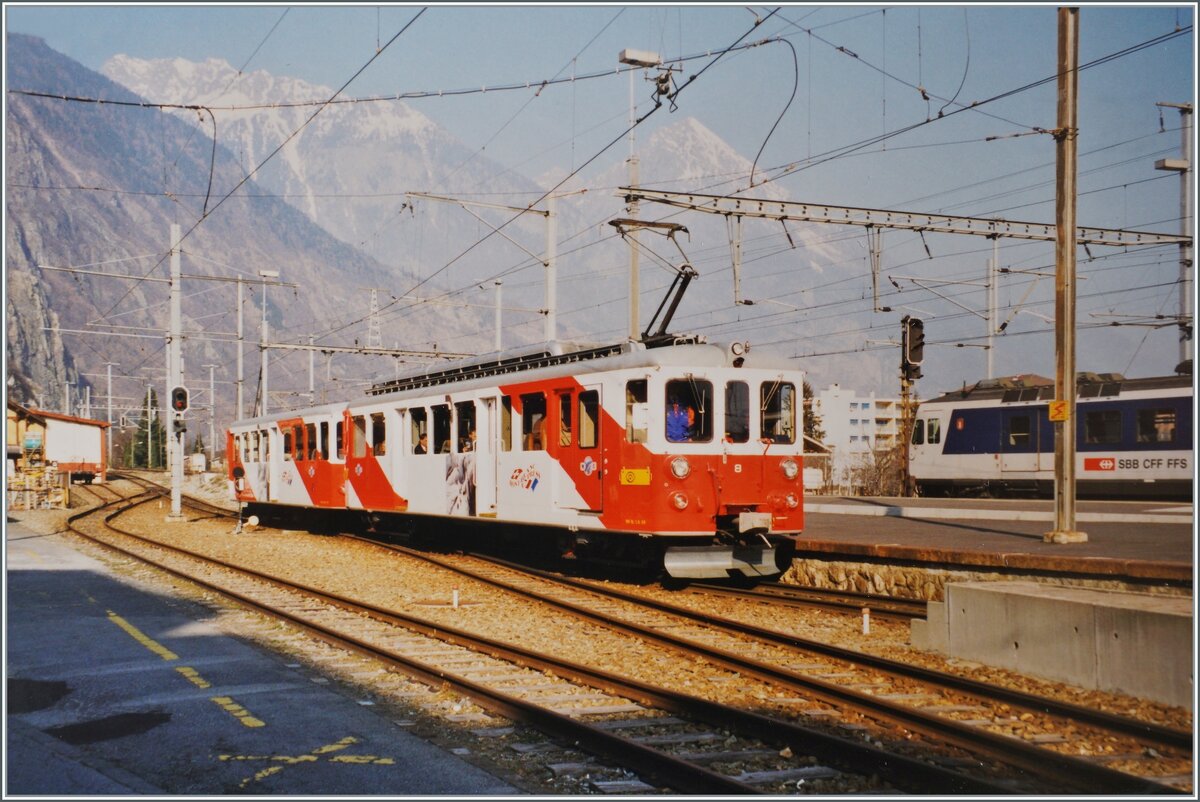 Der M-C BDeh 4/4 N° 8 erreicht mit seinen Bt den Bahnhof von Martigny, während im Hintergrund ein SBB NPZ auf die Weiterfahrt wartet. 

Analogbild vom März 1998 