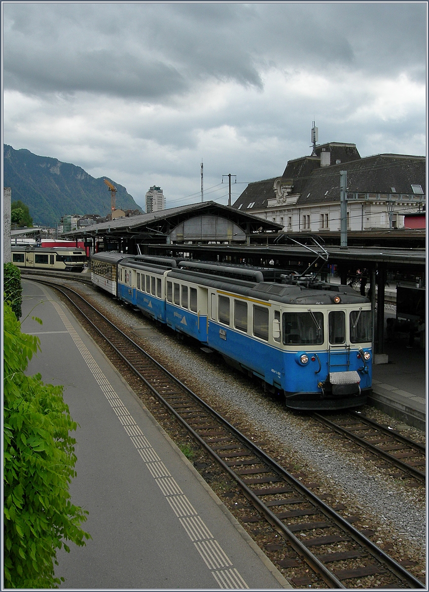 Der MOB ABDe 8/8 4001 SUISSE ist mit einem B in Montreux als Leermaterialzug eingetroffen.
16. April 2017