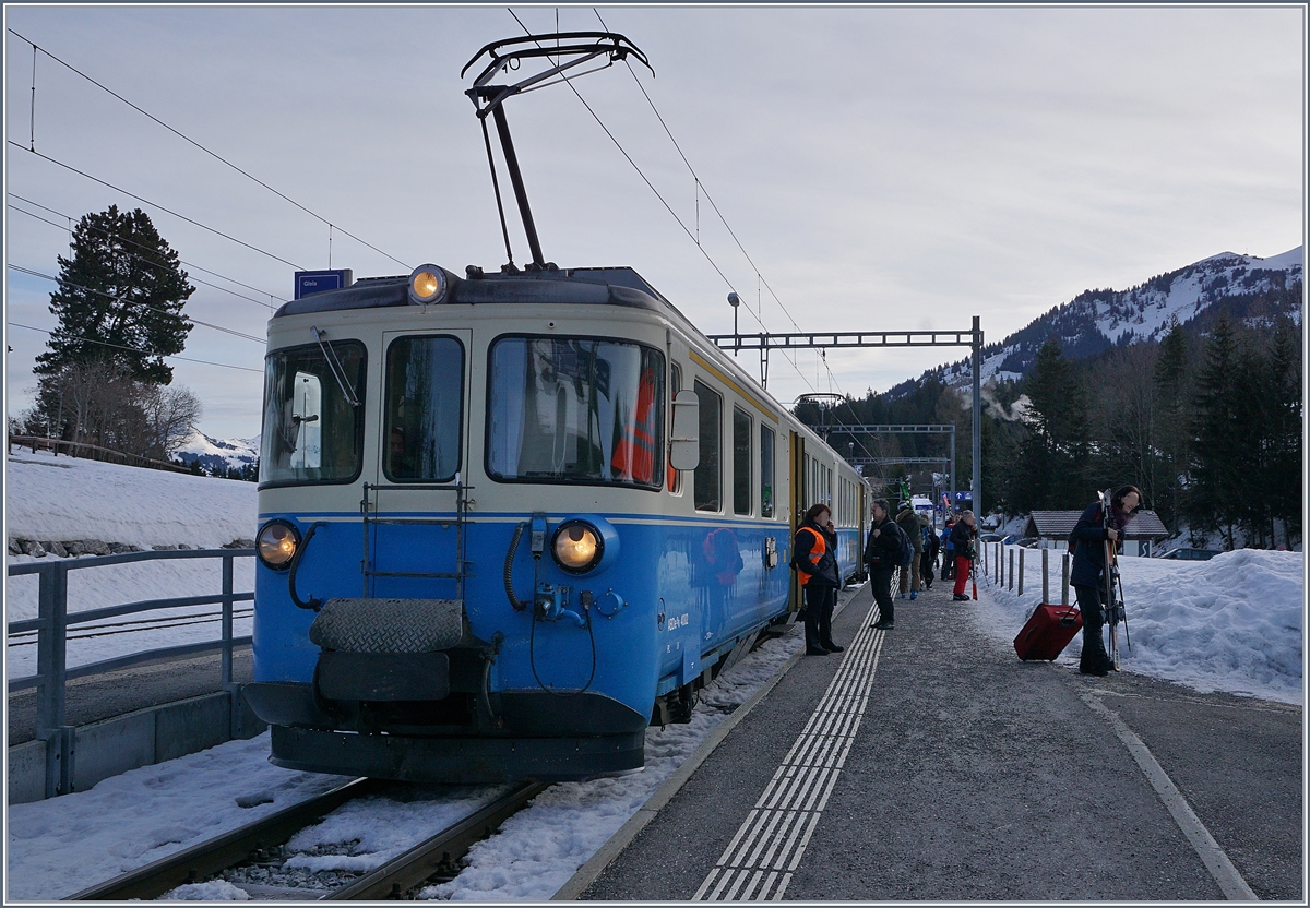Der MOB ABDe 8/8 4001 VAUD als Regionalzug nach Gstaad -(Montreux) beim Halt in Saanenmöser,  durch die Trasseunterbrüche zwischen Gstaad und Chateau d'Oex wurden die bereits aus dem Plandienst genommen ABDe 8/8 4001 und 4002 nochmals ausgiebig zwischen Lenk, Zweisimmen und Gstaad eingesetzt.
9. Jan. 2018