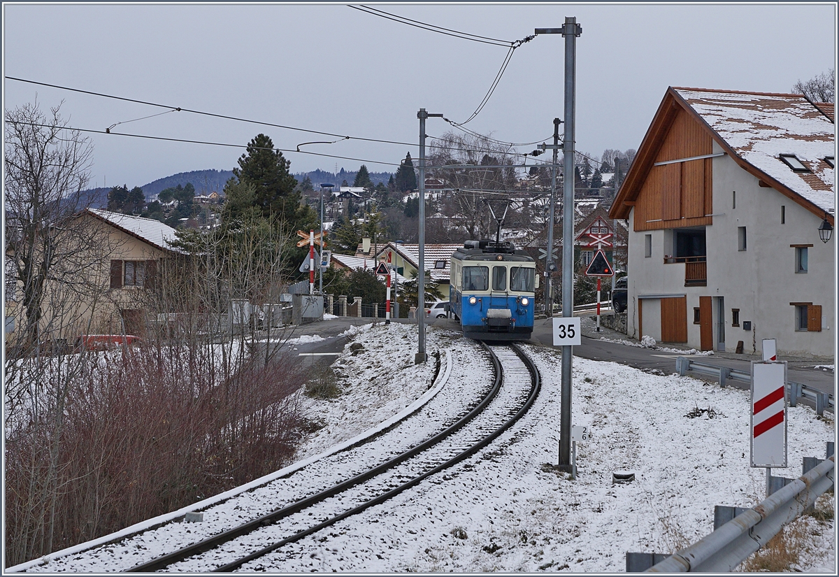 Der MOB ABDe 8/8 4001 fahrt als Regionalzug 2331 von Chernex nach Montreux
und verl�sst den Halt Planchamp.
29. Dez. 2017