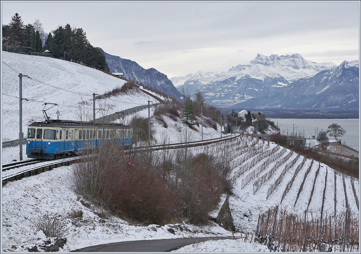 Der MOB ABDe 8/8 4001 als Regionalzug 2330 von Montreux nach Chernex zwischen Châtelard VD und Planchamp.
29. Dez. 2017