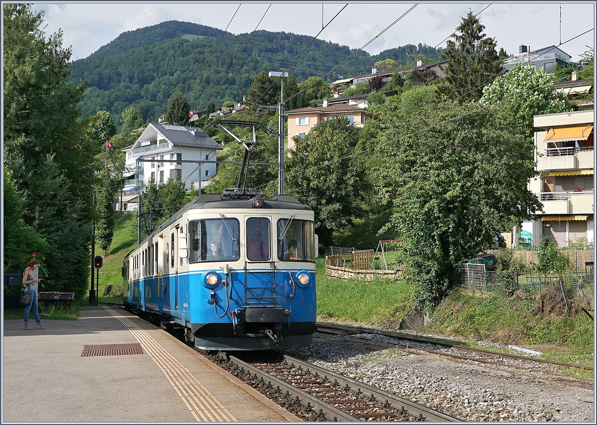 Der MOB ABDe 8/8 4001 SUISSE erreicht als Regionalzug 2352 von Montreux nach Les avant den Bahnhof von Fontanivent.  
21. Juni 2018