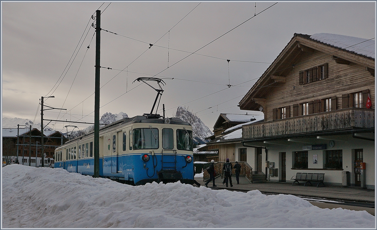 Der MOB ABDe 8/8 4002 VAUD beim Halt in Schönried.
10. Jan. 2018