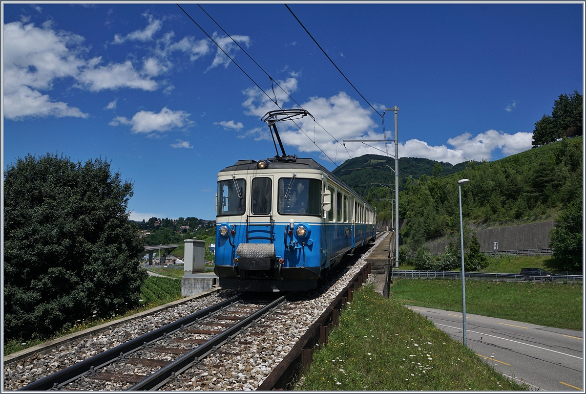 Der MOB ABDe 8/8 4004  Fribourg  als Regionalzug beim Überquern der Autobahn A9 bei Châtelard VD.
30. Juni 2017