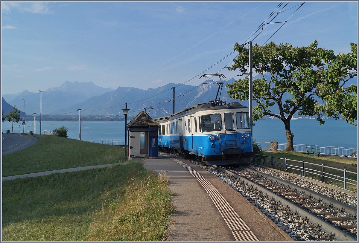Der MOB ABDe 8/8 4004 FRIBOURG im Lokalverkehr oberhalb von Montreux beim Halt in Châtelard VD.

8. Aug. 2018
