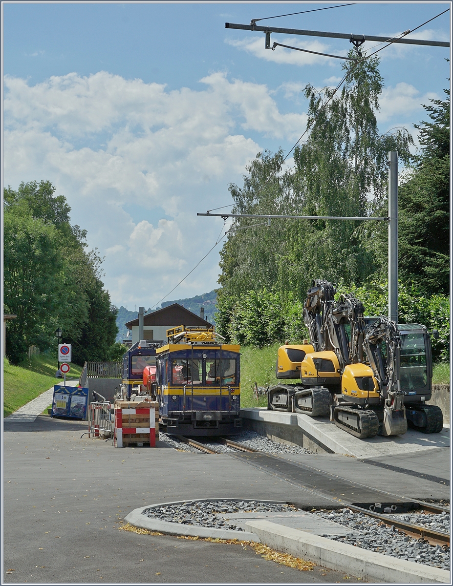 Der MOB Tm 4 auf dem überraschend sehr aufwändig sanierten  Abstellgleis  im neuen Bahnhof von St-Légier; früher fuhren in diese Richtung die Züge weiter bis Châtel-St-Denis.

7. Juli 2019 