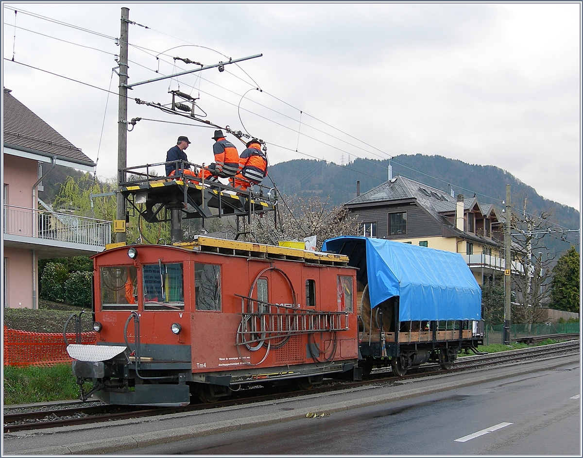 Der MOB Tm4 in seiner ursprünglichen Farbgebung bei Fahrleitugnsarbeiten Eingangs Blonay auf der Strecke von Chamby. 

3. April 2012