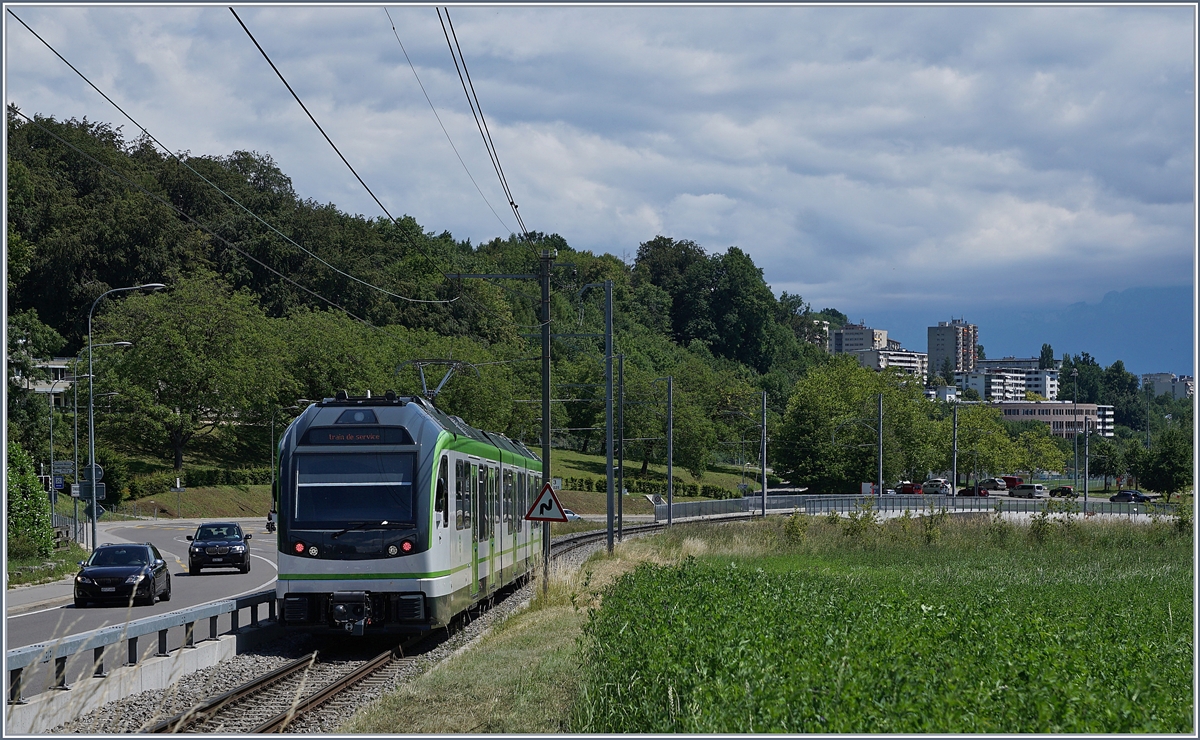 Der neue LEB Be 4/8 N° 62 von Stadler auf einer Dienstfahrt (Testfahrt?) in Richtung Lausanne-Flon aufgenommen in Jouxtens-Mézery.

22. Juni 2020