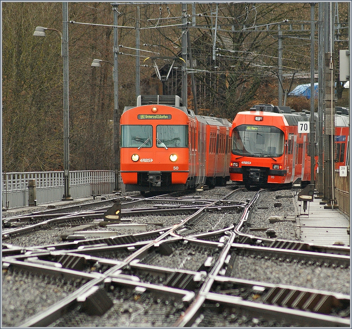Der RBS Be 4/12 50  Mandarinli  als S9 nach Unterzollikofen begegnet bei Worblaufen seinem Gegenzug, dem Be 4/12 70  Seconda .
Die Strecke Worblaufen - Bern (RBS) gilt als die am dichtesten befahren Doppelspurstrecke der Schweiz.
26. Feb. 2010