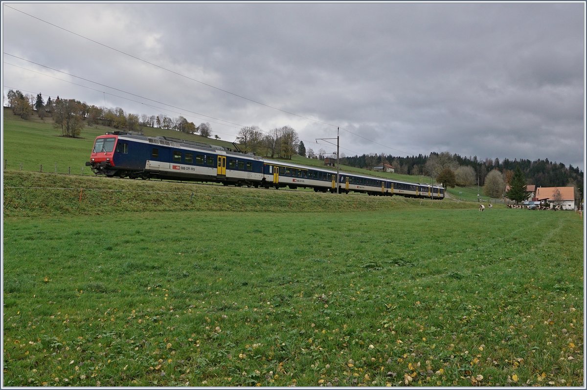 Der RE 18124 kurz vor Bayard auf seiner Fahrt in Richtung Frasne. 

5. Nov. 2019