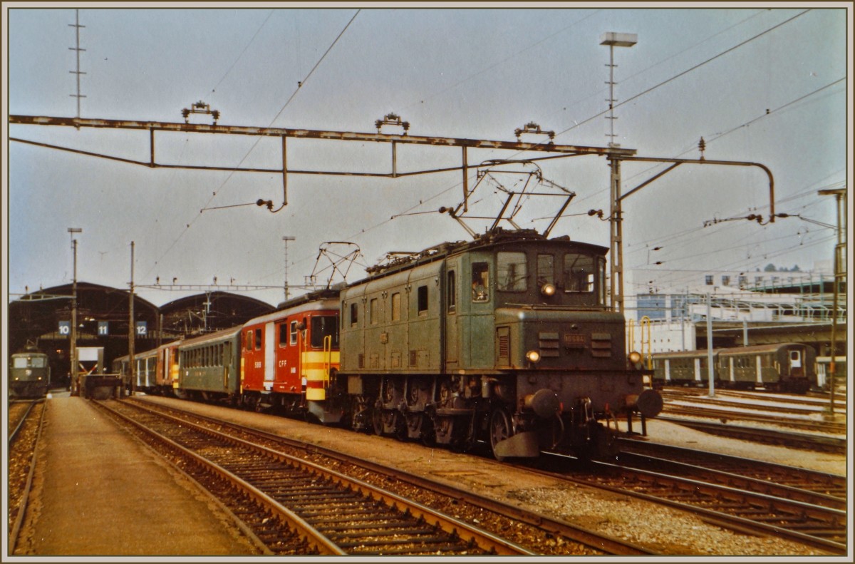 Der Regionalzug 6032 nach Lenzburg wartet bei der Abfahrt in Luzern mit einer interessanten Bespannung bzw. Komposition auf: Ae 3/6 I 10684, De 4/4, B (bis Hochdorf), dann der  Stamm  mit De 4/4, AB, B und Bt.
Dabei ist vielleicht noch auf die Tatsache hinzuweisen, dass bereits im fünf Kilometer entfernten Emmenbrücke eine Spitzkehre zur Fahrt ins Seetal nötig war.
4. Juli 1984