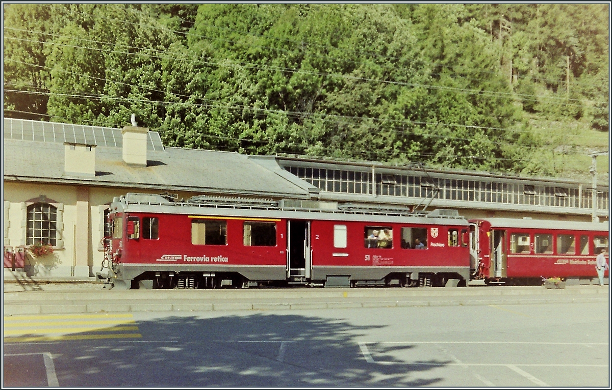 Der RhB Bernina Bahn ABe 4/4 III N° 51  Poschiavo  im Profil. Das Bild wurde in Poschiavo im Sept. 1993 aufgenommen.

