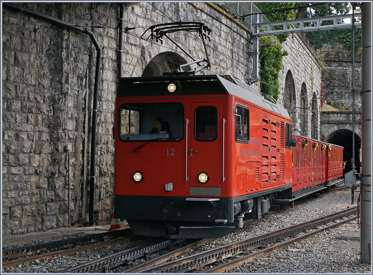 Der Rochers de Naye Hem 2/2 N° 12 erreicht mit seinem Belle Epoque Zug sein Ziel Montreux.
16. Sept. 2017