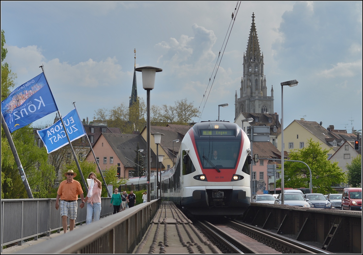 Der SBB-Flirt Seehas auf der Konstanzer Rheinbrücke vor aufziehendem Regenwetter. April 2014