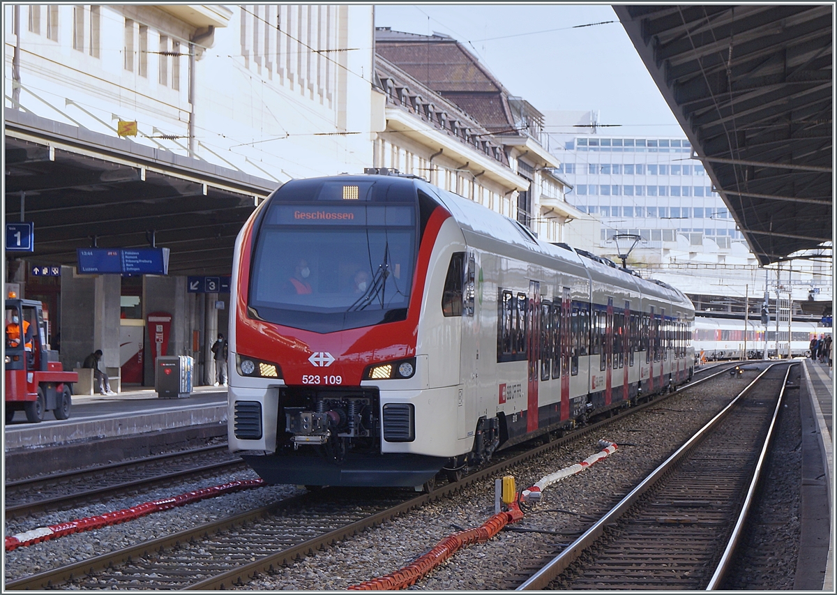 Der SBB Flirt3 RABe 523 109 ist auf Testfahrt in Lausanne.

19. Feb. 2021
