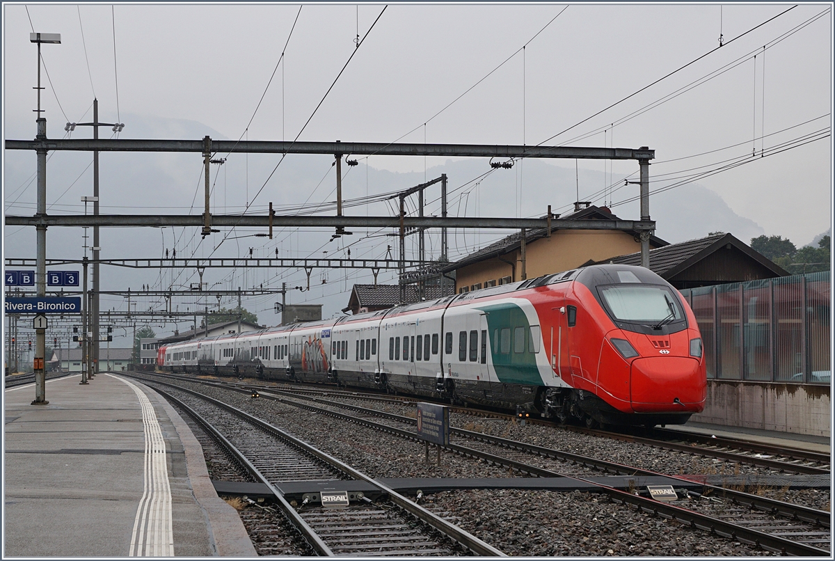 Der SBB RABe 501 004 (UIC 93 85 0501 004-2 CH-SBB) auf seiner künftigen Einsatzstrecke in Riviera-Bironico, wobei bis zum fahrplanmässigen Einsatz dieses Zuges der Monte-Ceneri Basistunnel fertig sein wird und der  Giruno  auf der  Bergstrecke  dann wohl sehr selten zu sehen sein wird. 
Leider wurde der Zug nicht nur von offiziellen Künstlern gestaltet... 
1. Oktober 2018