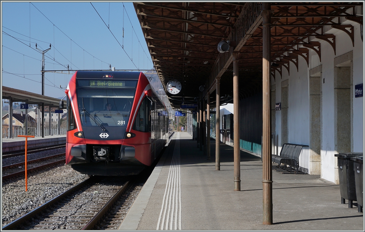 Der SBB RABe 526 281, unterwegs als RE von La Chaux-de-Fonds nach Biel/Bienne beim kurzen Halt in St-Imier. Doch das eigentliche Motiv ist das filigrane Perrondach, bwz. die Bahnstieg-Säulen des Bahnhofs. 
18. März 2016