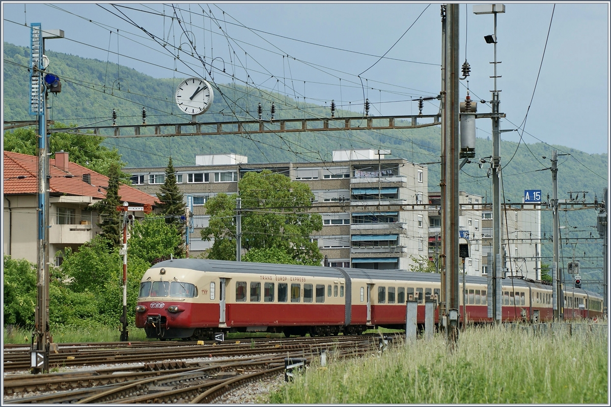 Der SBB RAe TEE II 1053 rangiert zwischen Formsignalen im RB Biel. 

8. Mai 2009