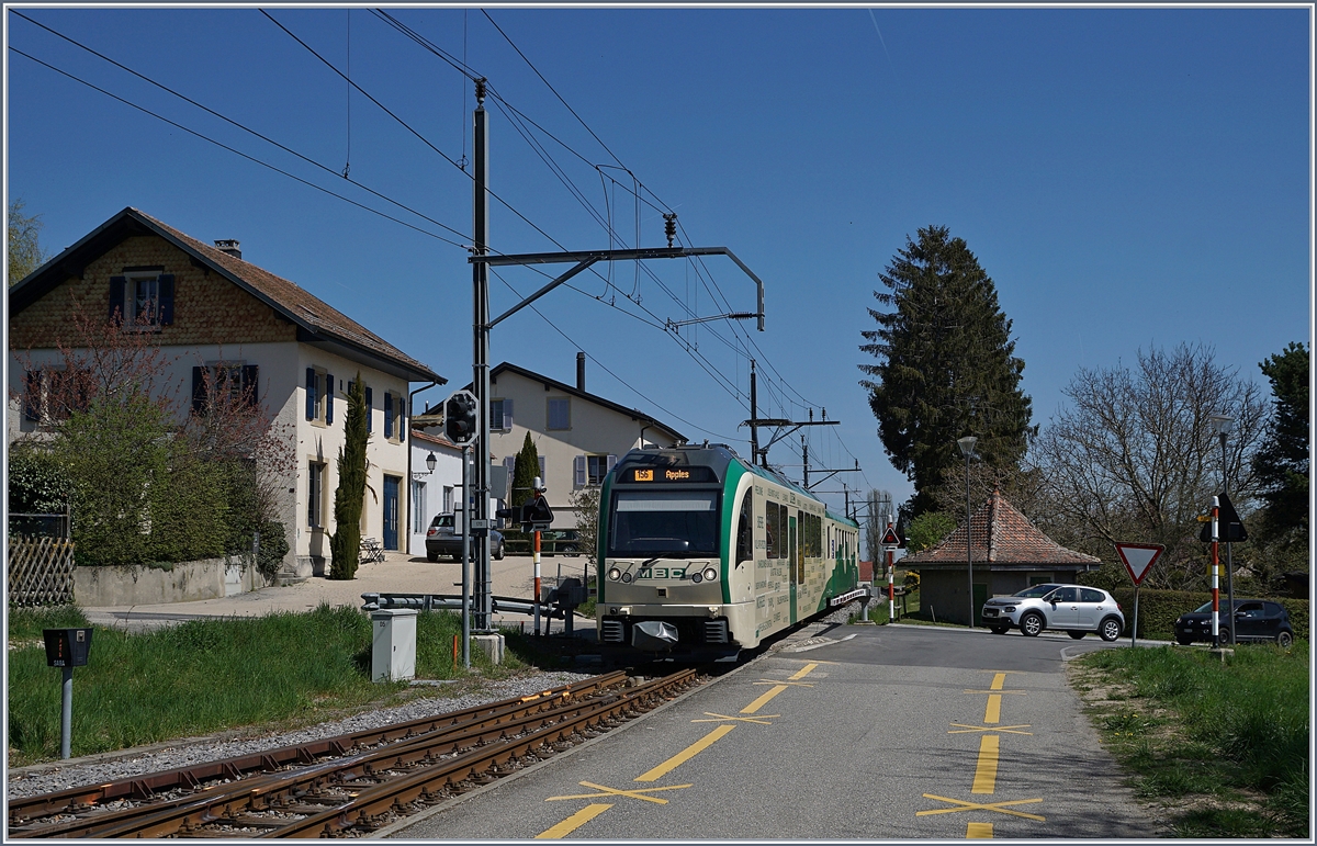 Der Stadler SURF Be 4/4 35 der BAM MBC mit seinem Bt bei der Ankunft in Apples, dem Ziel des Zuges von L'Isle. 
19. April 2018