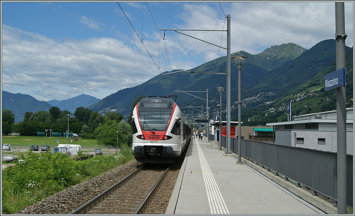 Der TILO FLIRT RABe 524 114 erreicht die Haltstelle Riazzino. Der ehemalige Bahnhof weiter östlich dient heute als (Dienst)-Kreuzungsstation ohne Zugang für Reisende.
21. Juni 2015  