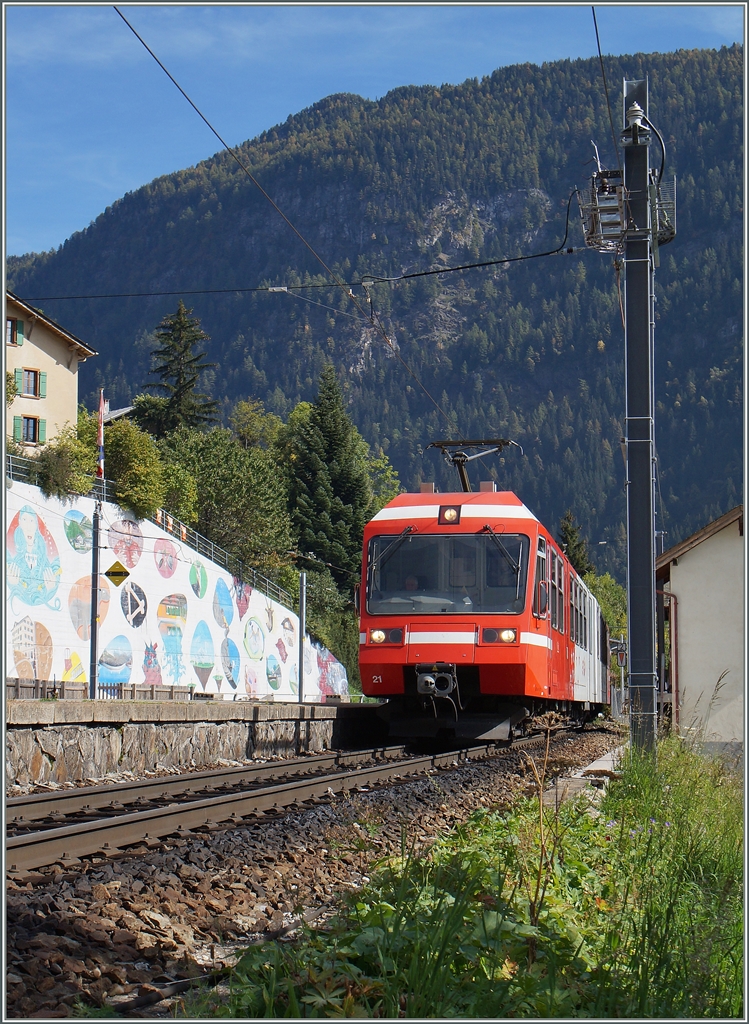 Der TMR (M-C) BDeh 4/8 21 (SNCF Z800 UIC N� 90 85 838 0821-1 CH-TMRSA) erreicht Finhaut. 
03. Oktober 2014