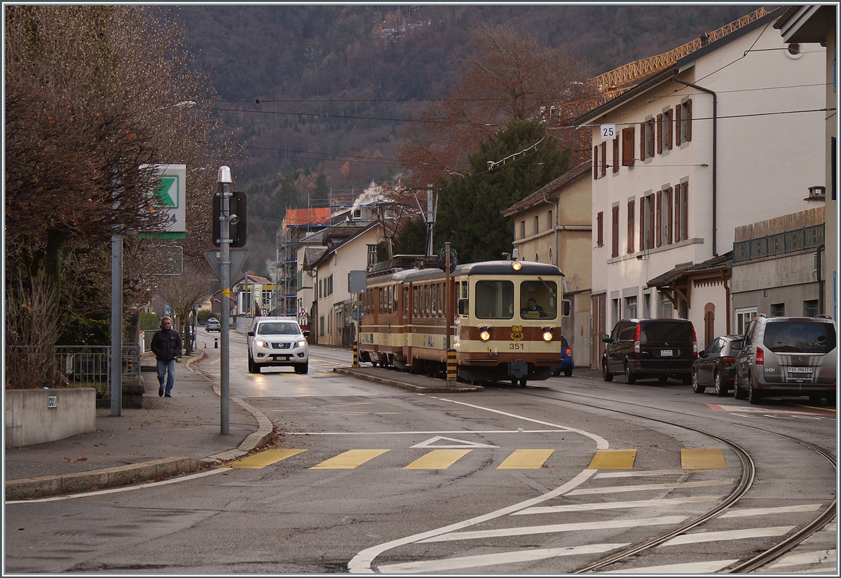 Der TPC A-L Regionalzug 329 von Leysin nach Aigle bestehet aus dem Bt 351 und dem BDeh 4/4 302 und erreicht den Halt Aigle-Place-du-Marché. 

5. Dezember 2021