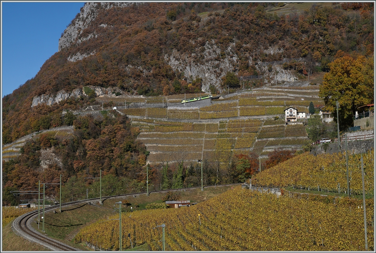 Der TPC AL BDeh 4/4 312 mit seinem Bt 361 ist von Aigle auf dem Weg nach Leysin kurz nach  der Haltestelle Fontanney zu sehen. Im Vordergrund verläuft die Strecke der ASD. 

5. Nov. 2021