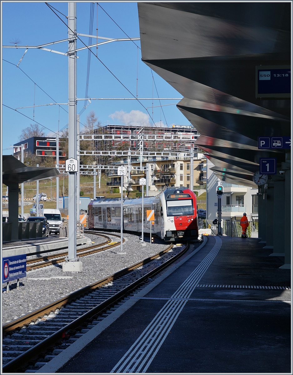 Der TPF Be 2/4 - B - ABe 2/4 101 verlässt Châtel St-Denis in Richtung Bulle.

5. Feb. 2020