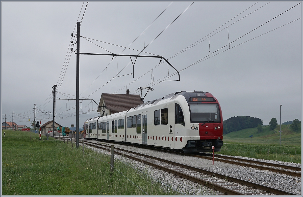 Der TPF Be 2/4 101/ B / ABe 2/4 101 von Palézieux nach Bulle als S50 unterwegs beim Halt in La Verrerie. 

12. Mai 2020