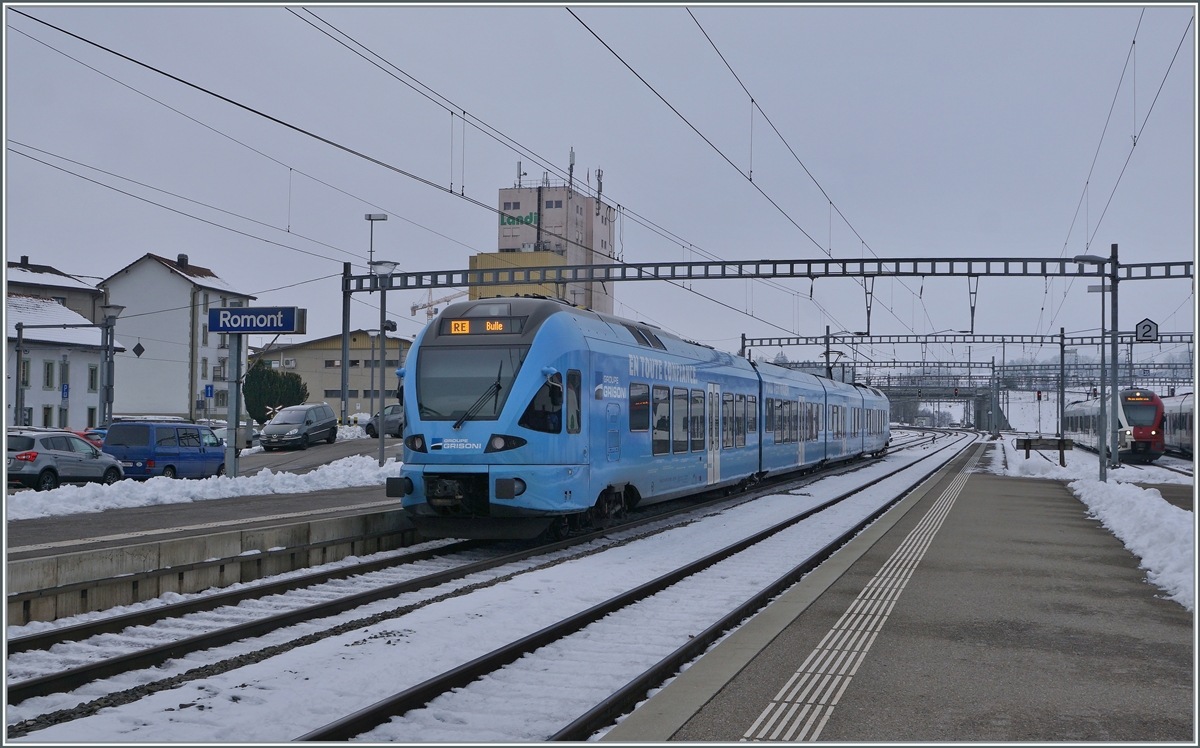 Der TPF RABe 527 198 in Romont auf der Fahrt nach Bulle. 

22. Dez. 2021