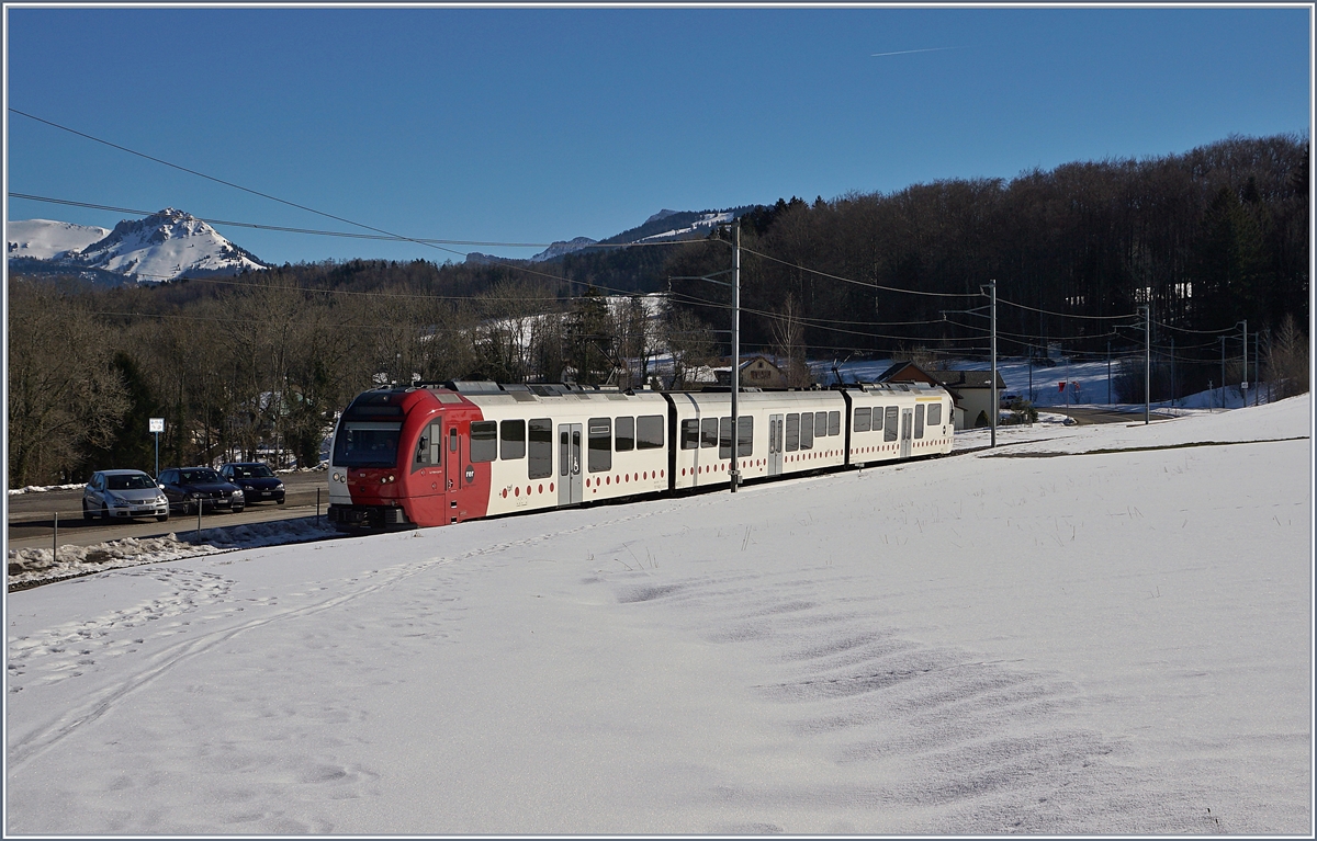 Der TPF SURF Be 2/4 103, B, ABe 2/4 103 zwischen Remaufens und Bossonnes auf der Fahrt nach Palézieux. 

16. Feb. 2019