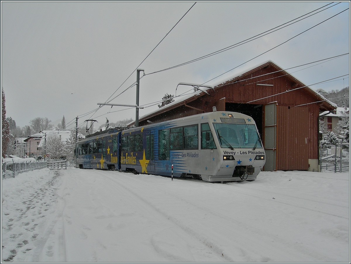 Der  Train des Etoiles  (Beh 2/4 71 mit Bt) erreicht von Vevey kommend Blonay.
1. Feb. 2015