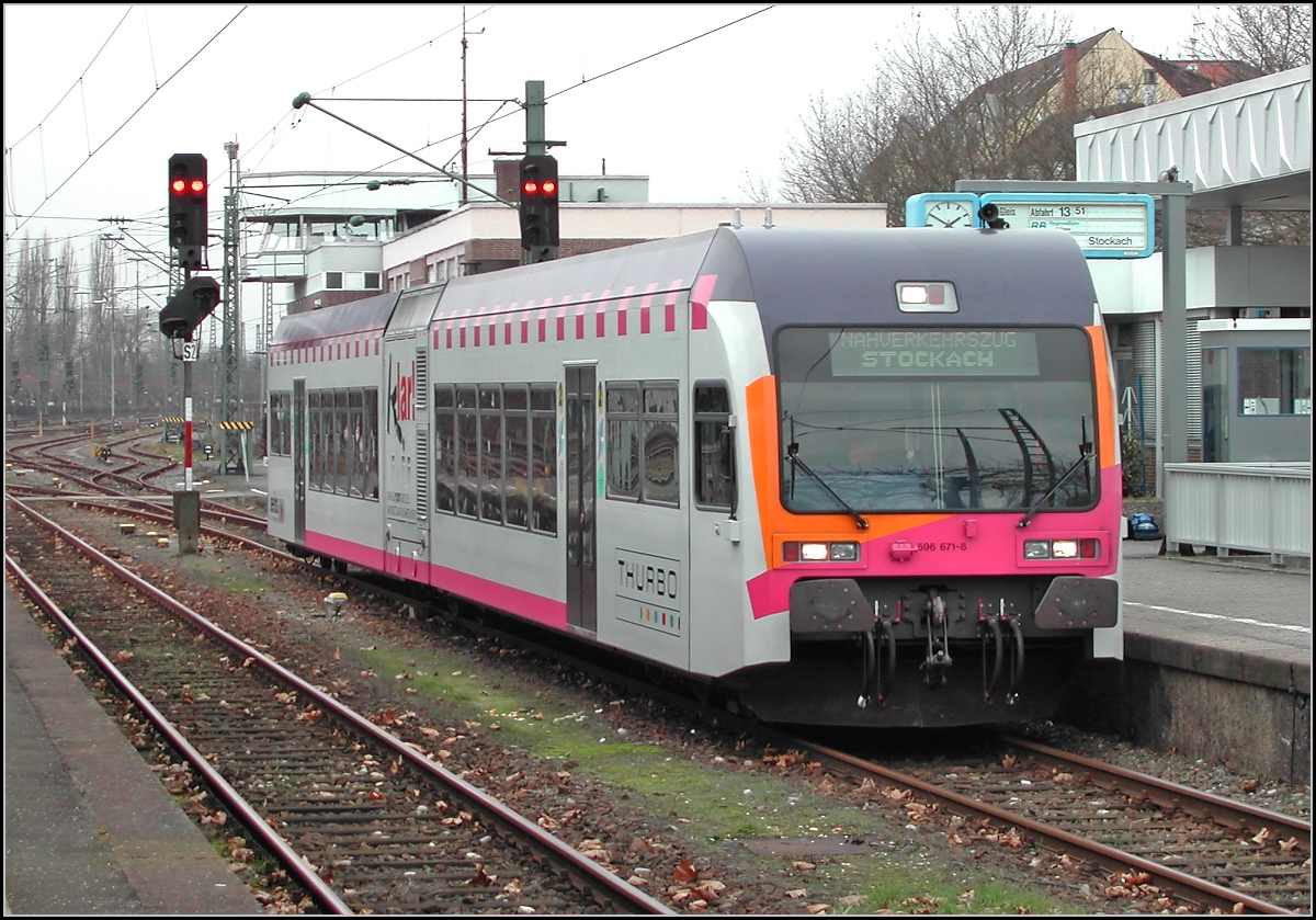 Der Ur-GTW der MThB, 596 671-8. Allerdings zu dem Zeitpunkt schon unter den Fittichen der neu gegr�ndten Thurbo, noch als Seeh�sle unterwegs. Radolfzell, Januar 2003.