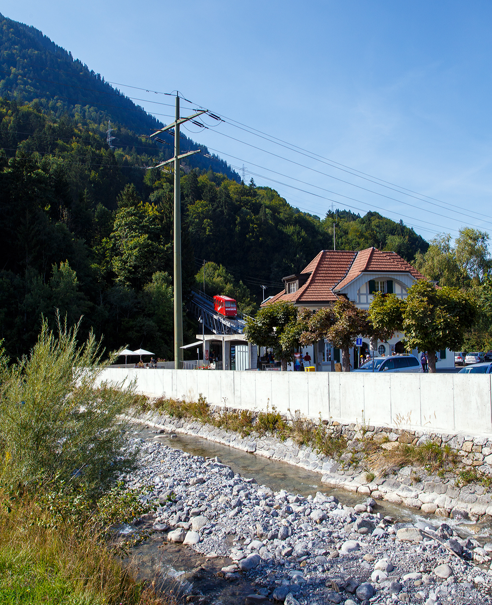 Der Wagen 2 der Niesenbahn (NB) fährt am 08.09.2021 von der Talstation in Mülenen hinauf zur Zwischenstation Schwandegg. Ich stehe an der Suld die hier in die Kander mündet.