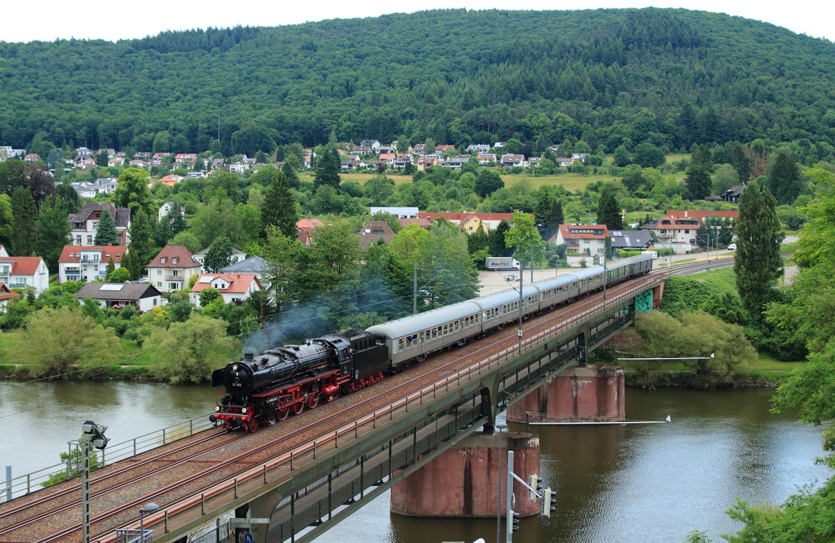 Die 01 202 des Vereins Pacific 01 202 ist ab und zu auch einmal in ihrer alten Heimat im Einsatz, so wie hier beim Dampfspektakel zum Jubil�um  20 Jahre Rheinland-Pfalz-Takt  und  25 Jahre Verkehrsverbund Rhein-Neckar . Am Abend des 30.05.2014 �berquert sie den Neckar bei Neckargem�nd.