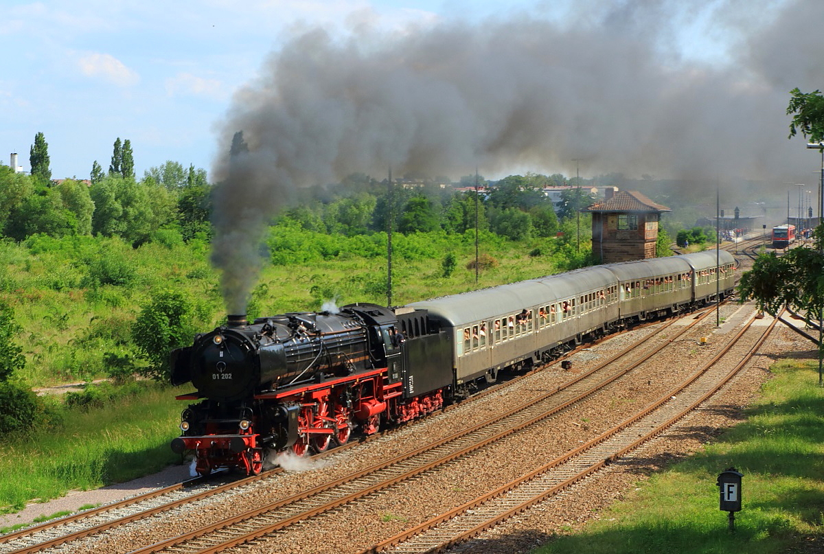 Die 01 202 des Vereins Pacific 01 202 ist ab und zu auch einmal in ihrer alten Heimat im Einsatz, so wie hier beim Dampfspektakel zum Jubil�um  20 Jahre Rheinland-Pfalz-Takt  und  25 Jahre Verkehrsverbund Rhein-Neckar . Hier verl�sst sie den Bahnhof Landau am 31.05.2014 in Richtung Neustadt/Weinstra�e.