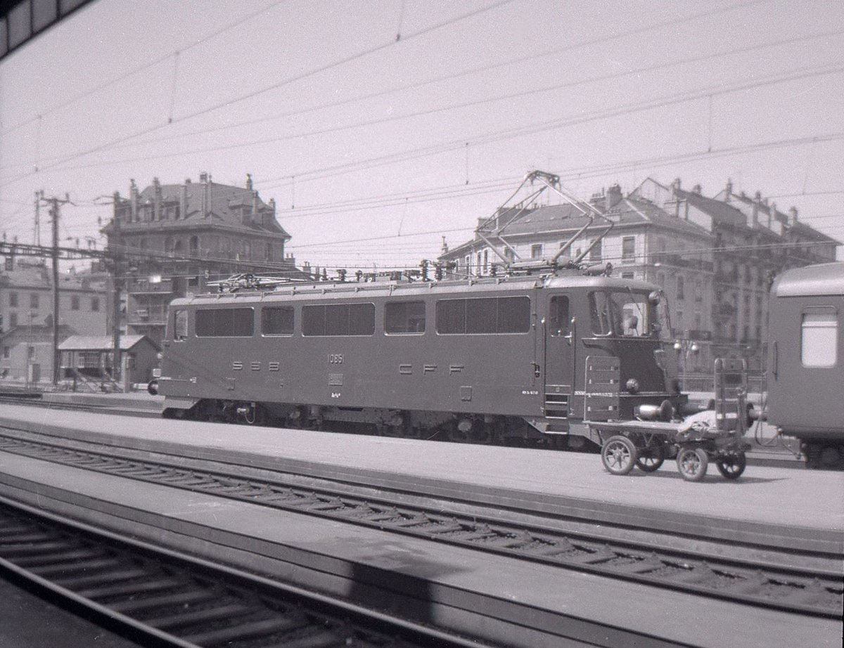 Die 1961 erbaute Probelok Ae 4/6 III 10851 in Genève, 13.Juli 1965. 