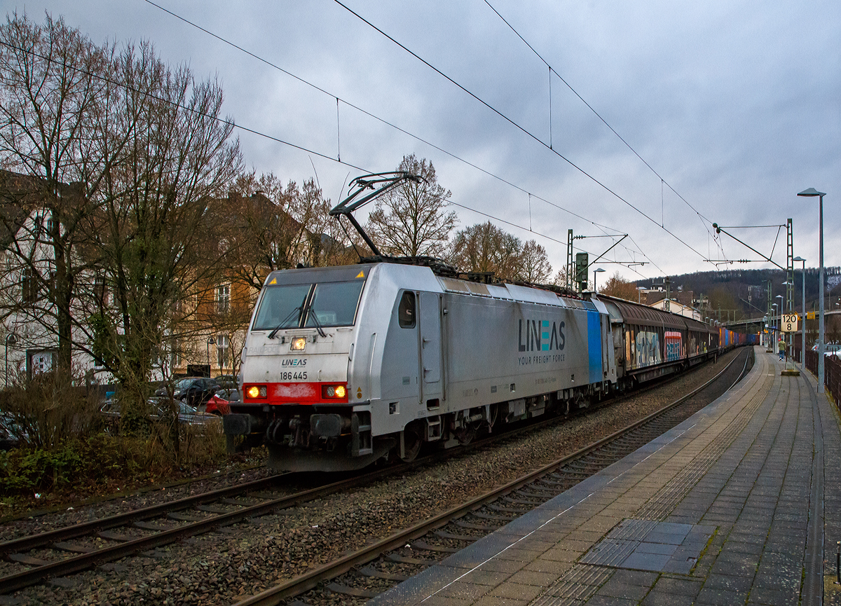 Die an die LINEAS Group NV/SA vermietete Railpool 186 445-3 (91 80 6186 445-3 D-Rpool) fährt am 07.01.2020, eigentlich mehr mit einem KLV-Zug, aber drei Habbins-Schiebewandwagen waren auch dran, durch den Bahnhof Kirchen (Sieg) in Richtung Köln. Die Lineas Group nv/sa (ex B-Logistics, ex B Cargo) ist eine belgische Schienengütergesellschaft.

Die Bombardier TRAXX F140 MS(2E) wurde 2016 von Bombardier in Kassel unter der Fabriknummer 35299 gebaut und an die Railpool ausgeliefert. Die Multisystemlokomotive hat die Zulassungen bzw. besitzt die Länderpakete für Deutschland, Österreich, Schweiz, Italien, Belgien und die Niederland (D/A/CH/I/B/NL).

Die TRAXX F140 MS ist eine vierachsige Mehrsystem-Lokomotive mit einer Leistung von 5.600 kW für den grenzüberschreitenden Einsatz. Die Lokomotive befördert hauptsächlich Güterzüge auf den europäischen Hauptstrecken und kann in allen Stromsystemen eingesetzt werden. Im Güterverkehr wird eine Höchstgeschwindigkeit von 140km/h erreicht.

Technische Daten:
Spurweite: 1.435 mm
Achsanordnung: Bo’Bo’
Umgrenzungsprofil: UIC 505-1
Länge über Puffer: 18.900 mm
Drehzapfenabstand: 10.440 mm
Achsabstand im Drehgestell: 2.600 mm
Dienstgewicht: ca. 86 t (abhängig von Länderpaketen)
Anzahl Fahrmotoren: 4
Max. Leistung: 5.600 kW
Max. Anfahrzugkraft: 300 kN
Antriebssystem: Tatzlagerantrieb
zul. Höchstgeschwindigkeit: 140 km/h (in Deutschland 160 km/h)
Netzspannungen: 25 kV 50 Hz AC, 15 kV 16,7 Hz AC, 3 kV und 1,5 kV DC