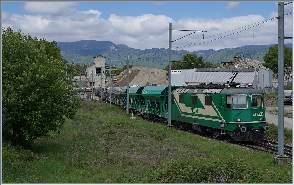 Die BAM MBC Re 4/4 II (91 85 4420 506-8 CH-MBC) mit ihrem leeren Kieszug auf der Fahrt vom Industrieanschluss zum Bahnhof von Gland. 
9. Mai 2017
