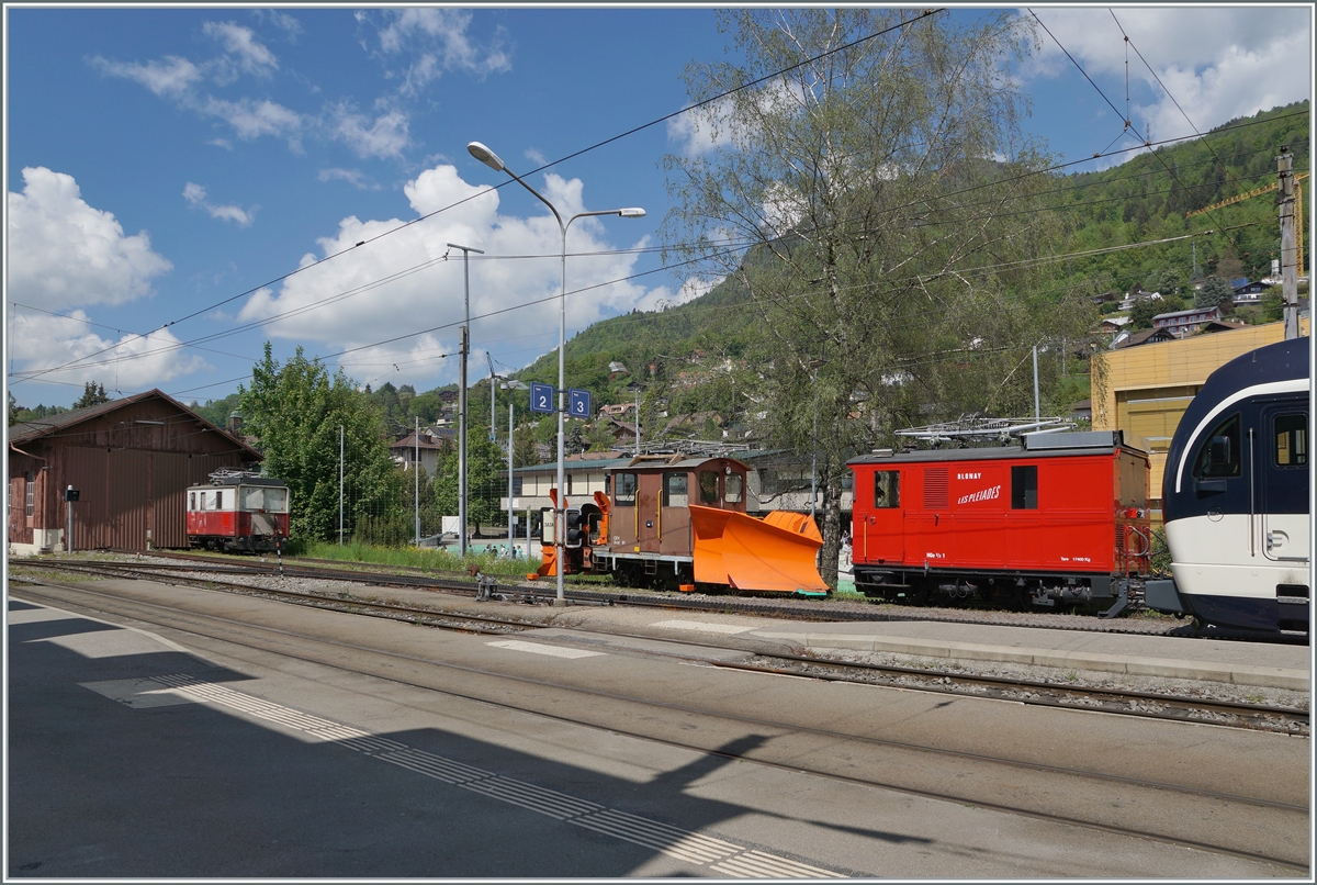 Die beiden CEV HGe 2/2 1 und 2 auf einem Bild zu sehen ist schon ziemlich selten. Nur frage ich mich besorgt, weshalb die Lok auf den nun gesperrten Gleis 4 abgestellt sind, statt wie üblich im schützenden Lokschuppen im Hintergrund.

9. Mai 2022