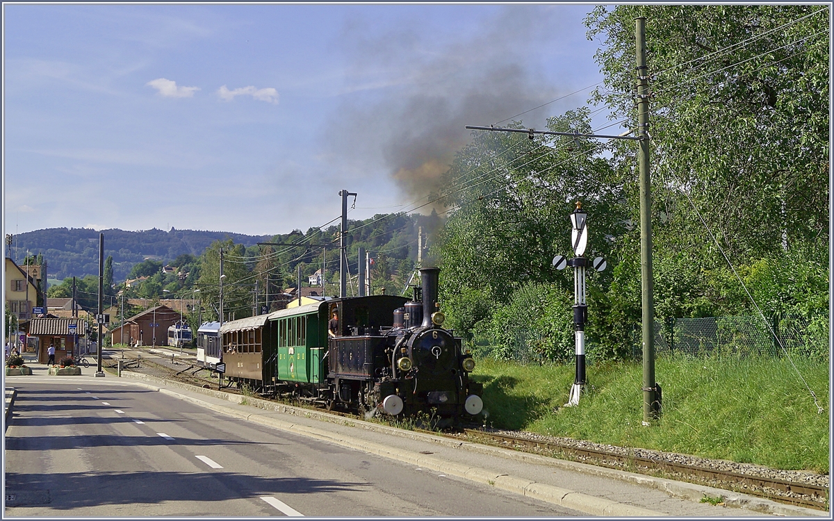 Die Blonay-Chamby Bahn G 3/3 N° 6 verlässt mit einem kurzen Regionalzug Blonay in Richtung Chaulin. 

3. Aug. 2019