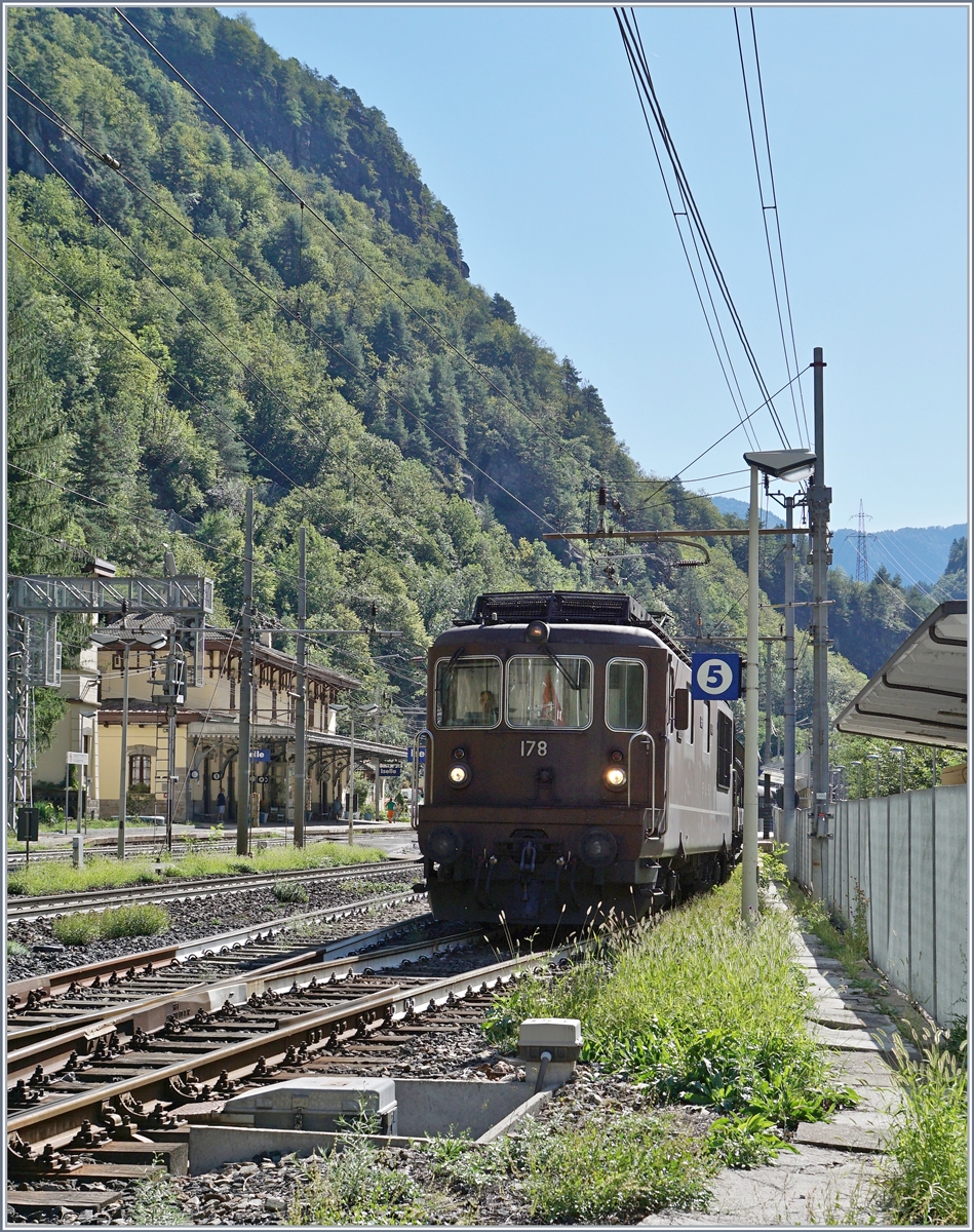 Die BLS Re 4/4 178  Schwarzenburg verlässt mit ihrem Tunnleautozug Iselle in Richtung Brig, Das Bild entstand am Ende des neu errichtete und zum Fotografieren sehr störende Zauns.

19. August 2020