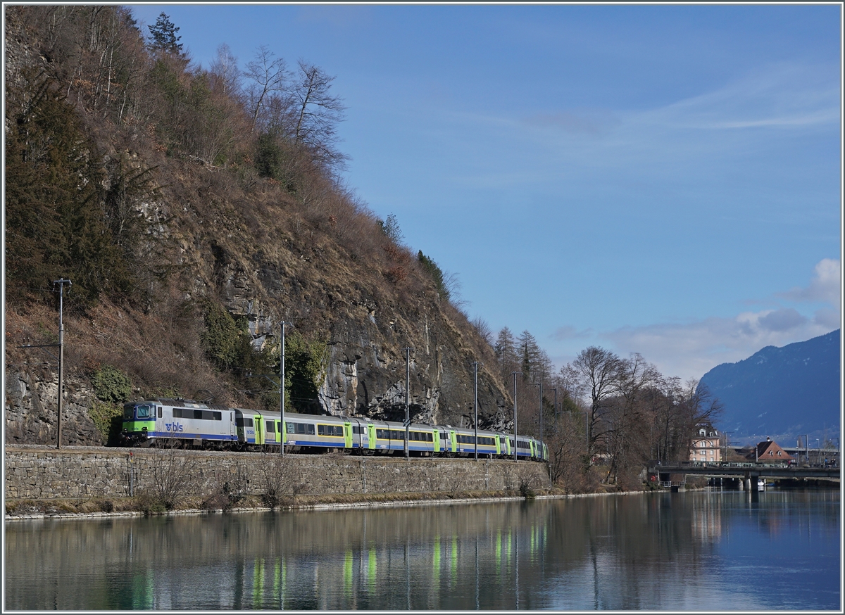 Die BLS Re 4/4 II 501 erreicht mit dem RE 4068 von Zweisimmen kommend in Kürze sein Ziel Interlaken Ost. Der geschoben Zug ist wie folgt formiert: (von vorne nach hinten): EW III Bt 50 85 80-35 994-3 CH-BLS, EW III B 50 85 29-34 000-4 CH-BLS, EW III B 50 85 29-34 020-2 CH-BLS, EW III A 50 85 18-34 011-4 CH-BLS, EW III A 50 85 18 34 022-1 und dem EW III AD 50 85 34-003-3 CH-BLS, sowie der bereits erwähnten Re 4/4 501.

17. Februar 2021