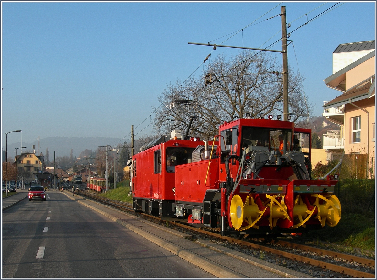 Die CEV MVR HGem 2/2 2501 ist mit einer neuen Schneefräse bei Blonay auf der Strecke der Blonay Chamby Bahn auf Probefahrt.
5. Dez. 2016