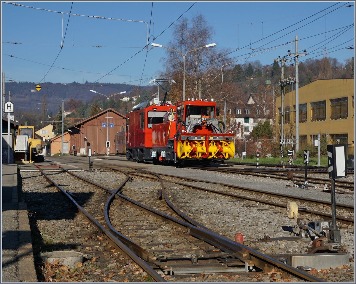 Die CEV MVR HGem 2/2 2501 mit der neune Schneefräse bei Testfahrten in Blonay.
8. Dez. 2016