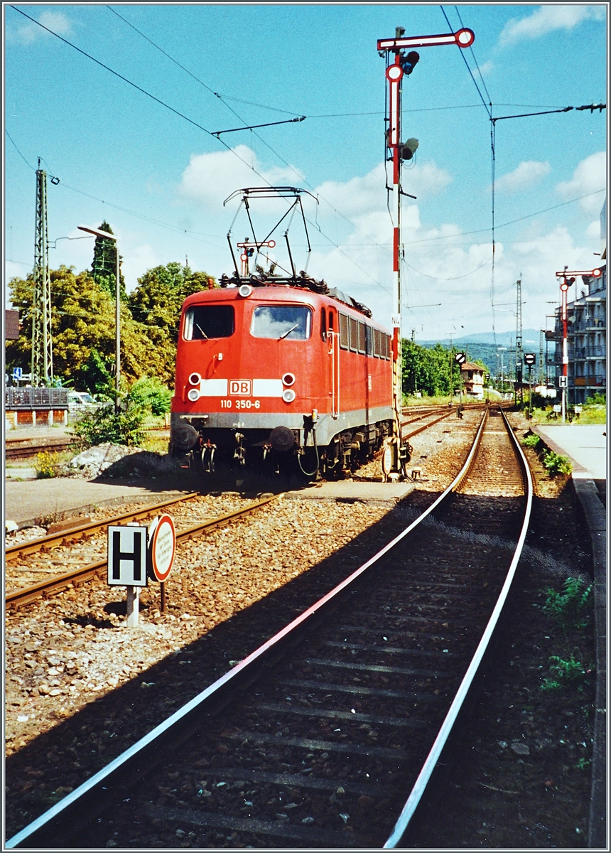 Die DB 110 350-6 rangiert in Lörrach um in der Folge ihren RB 18082 nach Freiburg i.B. zu übernehmen. Damals standen in Lörrach noch Formsignale. 

Analogbild vom 5. Aug. 2002